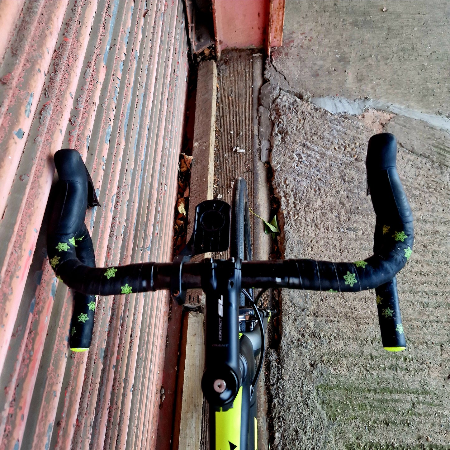 Giant TCR Advanced Pro SRAM RED eTap Carbon Road Bike with SLR1 wheels - M/L