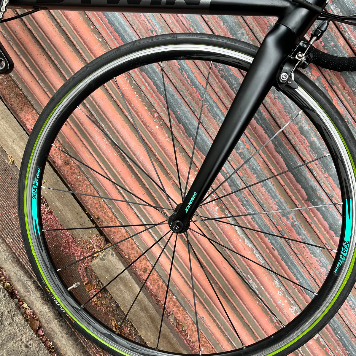 Btwin Ultra AF 700 Shimano 105 Aluminium Road Bike - S 53cm