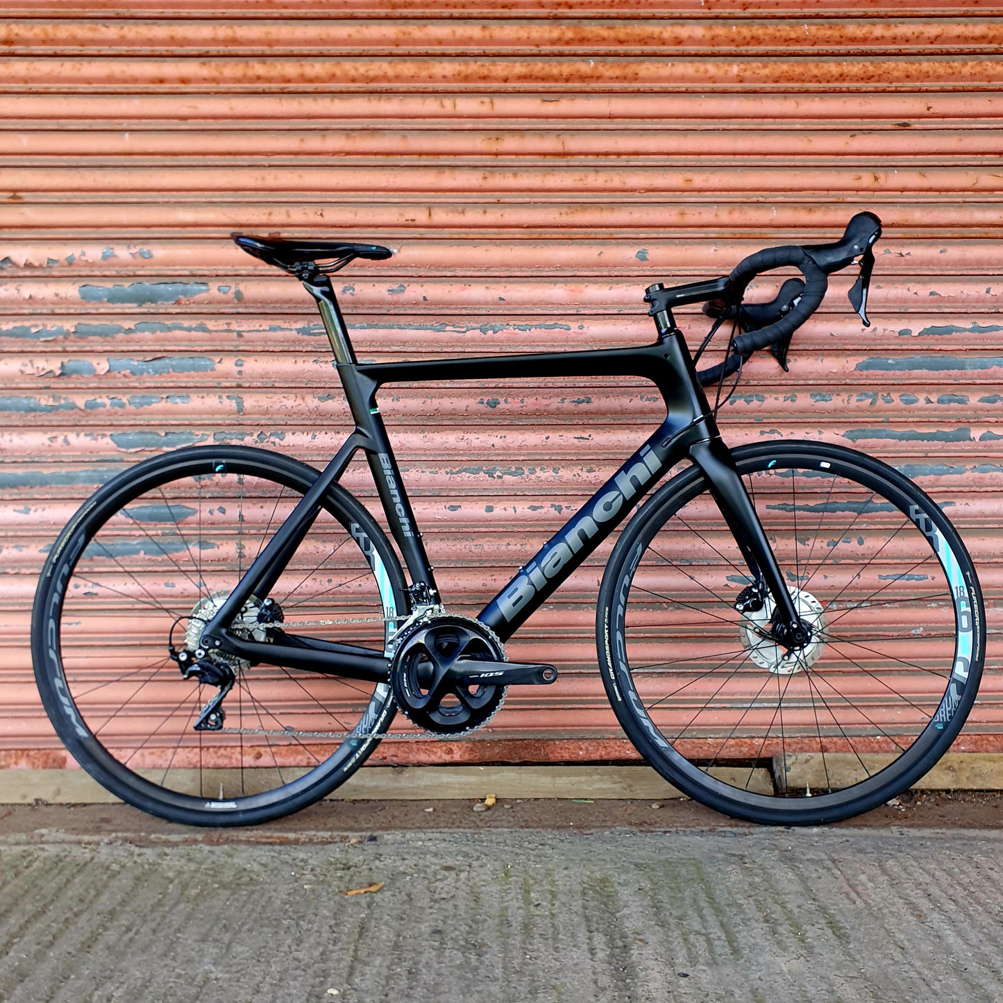 Bianchi Aria 105 11 speed Carbon Disc Aero Graphite Road Bike - 59cm