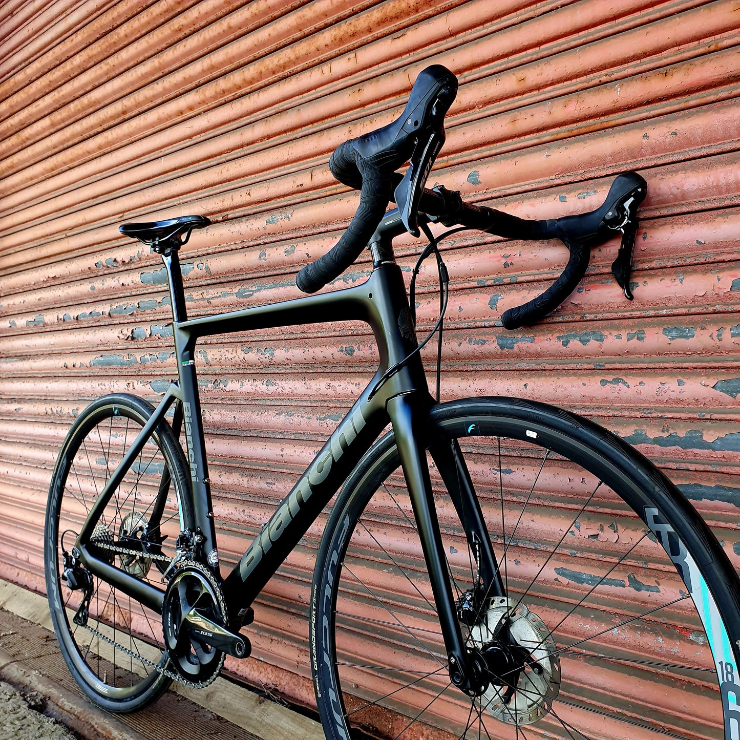 Bianchi Aria 105 11 speed Carbon Disc Aero Graphite Road Bike - 59cm
