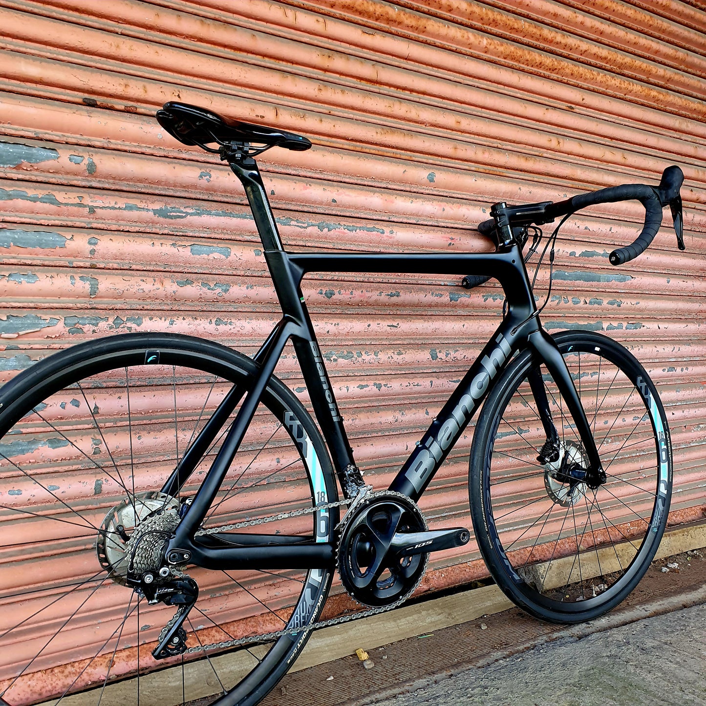 Bianchi Aria 105 11 speed Carbon Disc Aero Graphite Road Bike - 59cm