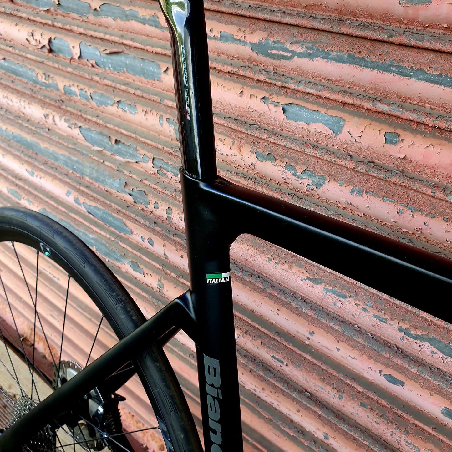 Bianchi Aria 105 11 speed Carbon Disc Aero Graphite Road Bike - 59cm