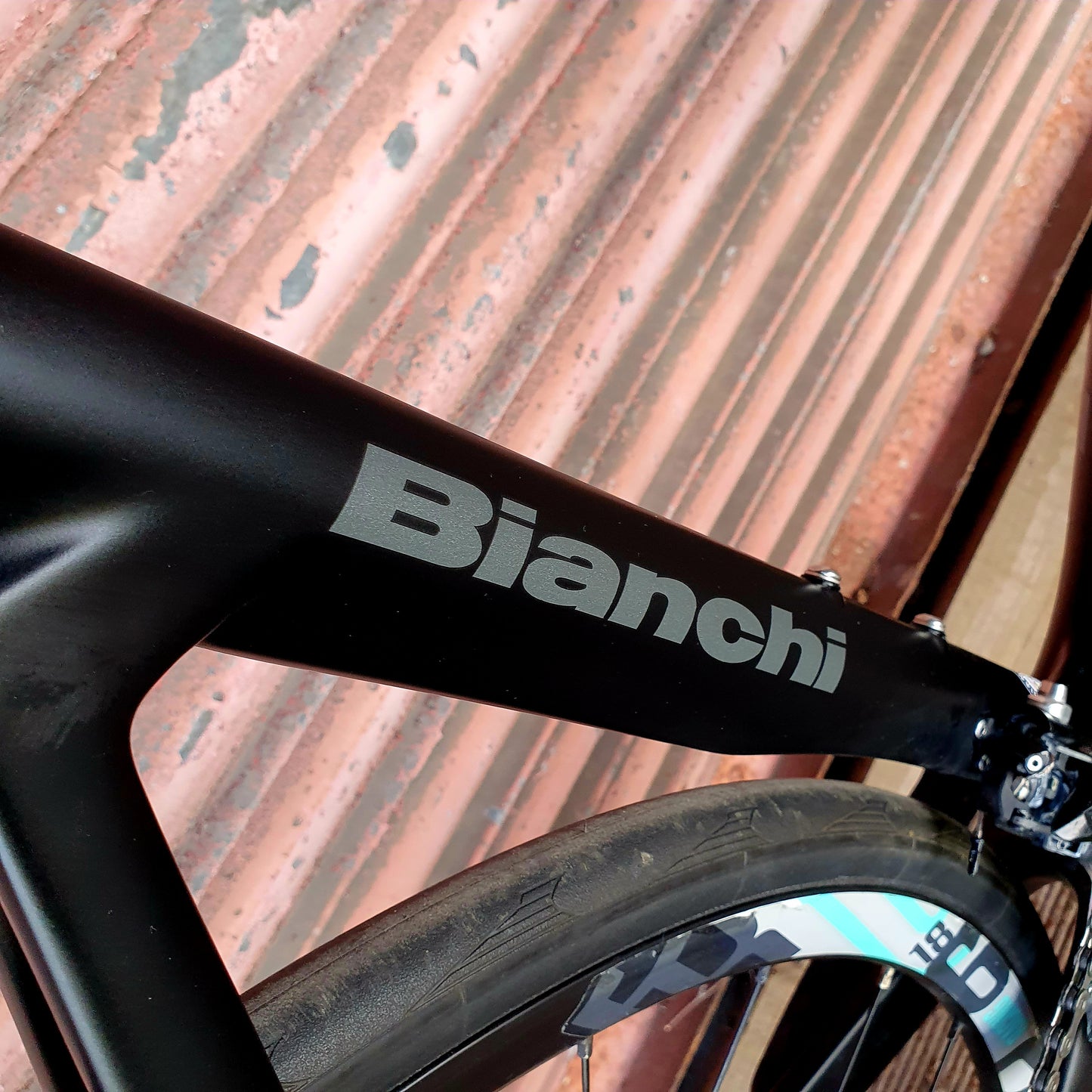 Bianchi Aria 105 11 speed Carbon Disc Aero Graphite Road Bike - 59cm
