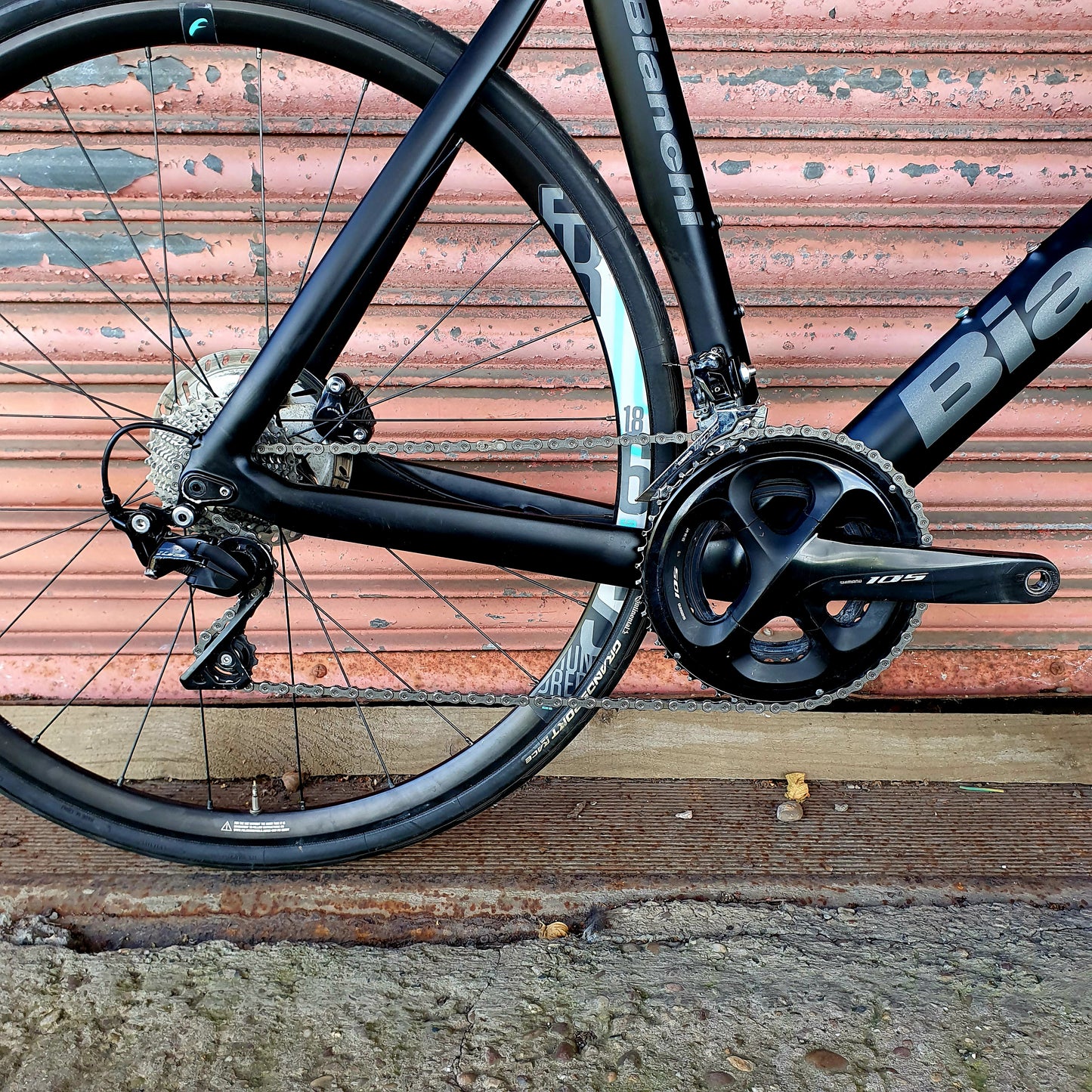 Bianchi Aria 105 11 speed Carbon Disc Aero Graphite Road Bike - 59cm