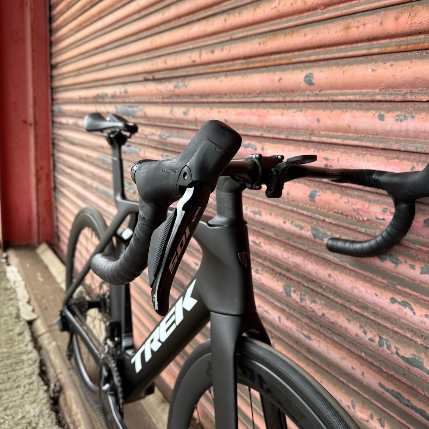 Trek Madone SL6 Shimano 105 Di2 Aero Carbon Disc Road Bike - 56cm