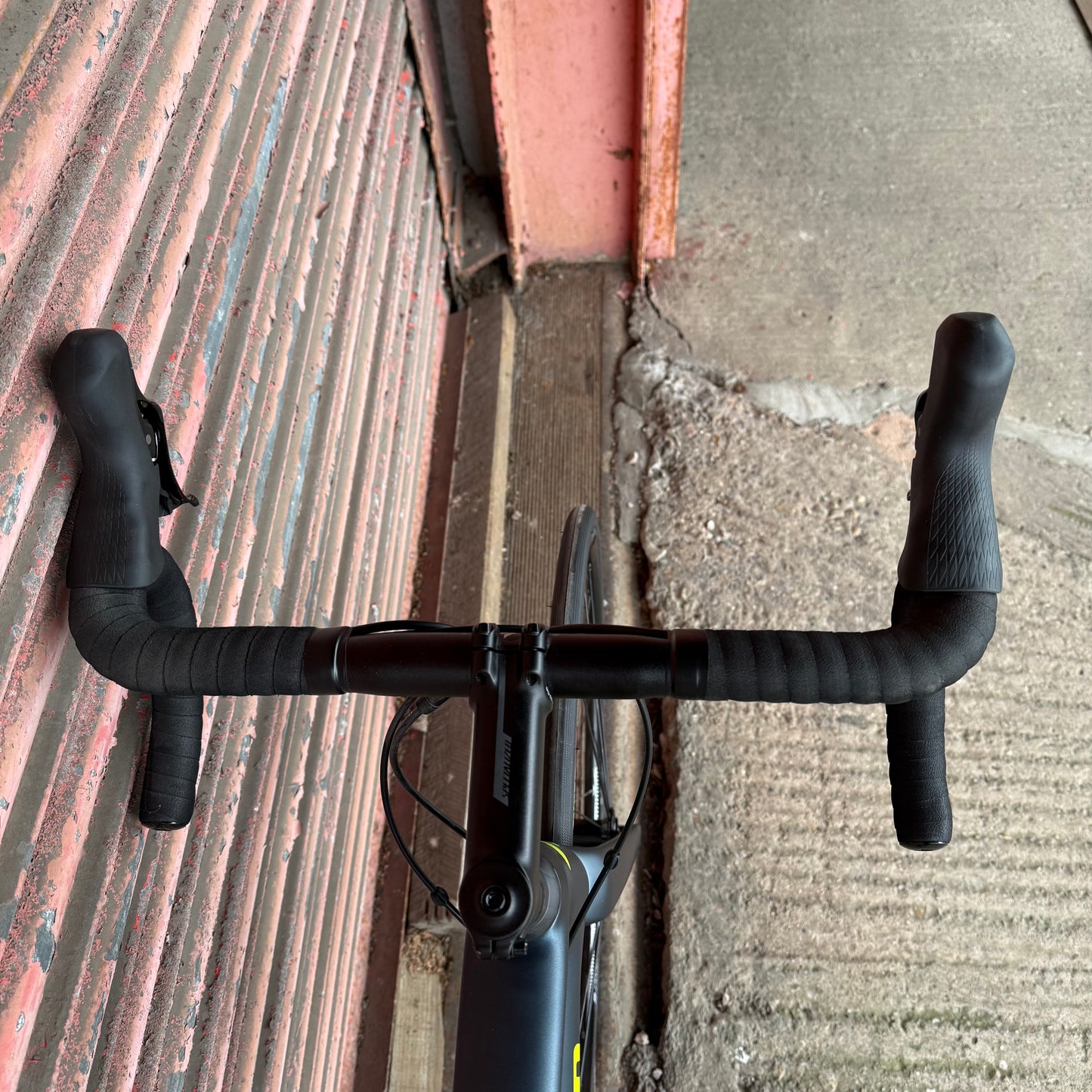 Specialized Tarmac SL6 Sport Shimano 105 Disc Carbon Road Bike - 58cm