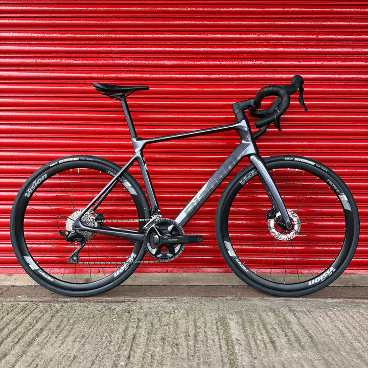 Bianchi Infinito 105 12 Speed Carbon Disc Road Bike - L 57cm