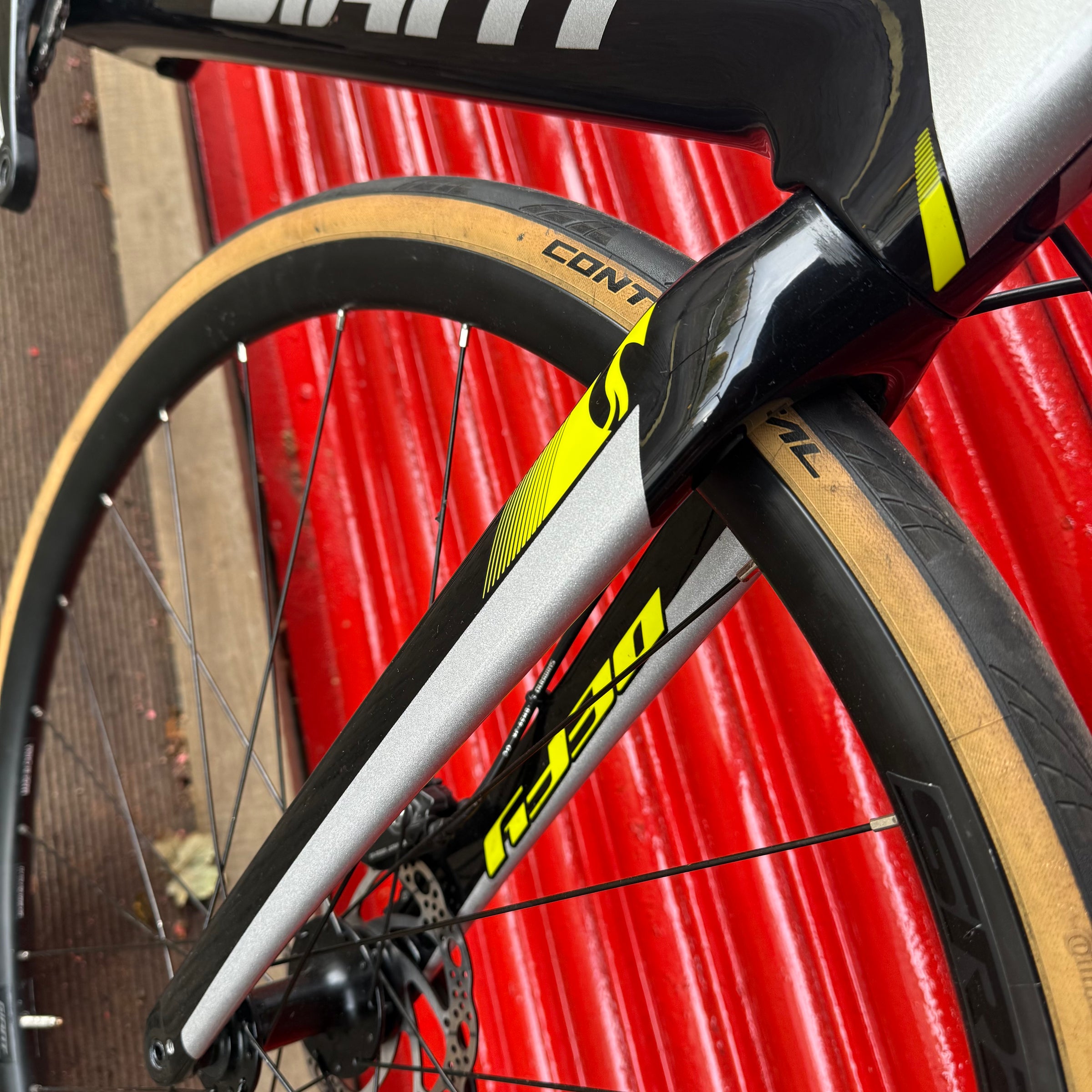 Giant Defy Advanced Pro Shimano 105 Carbon Disc Road Bike - L 58cm