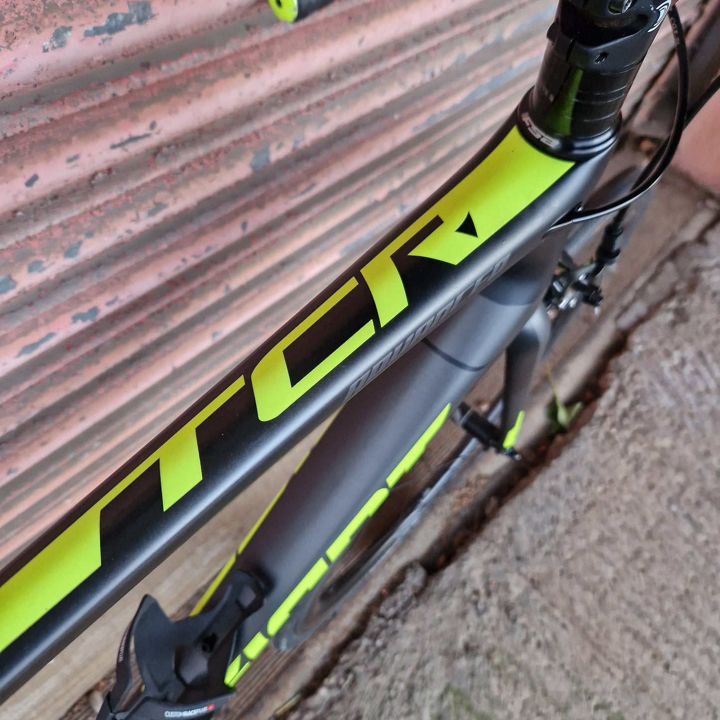 Giant TCR Advanced Pro SRAM RED eTap Carbon Road Bike with SLR1 wheels - M/L
